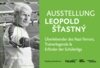 Es ist ein Plakat zu sehen mit der Aufschrift: Leopold Stastny - Überlebender des Nazi-Terrors, Trainerlegende & Erfinder der Schülerliga. Das Plakat zeigt links Leopold Stastny in schwarz-weiß der die Hand herausstreckt. Rechts ist eine grüne Fläche mit der Aufschrift. Unten werden die Logos angezeigt von fairplay-prevention.at, Inns'bruck und fan initaitive Innsbruck