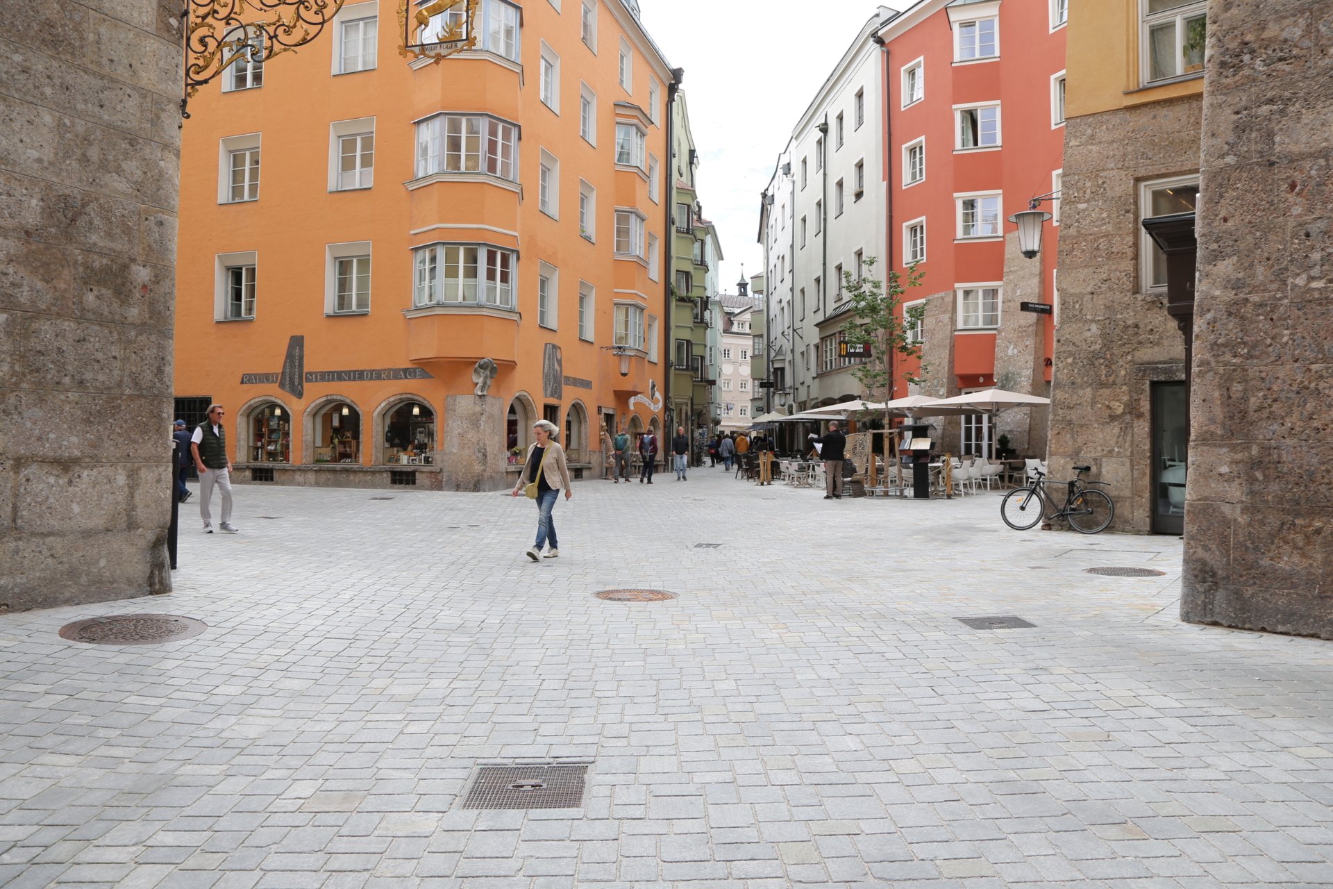 Blick auf das Vier-Viecher-Eck mit dem neuen, hellen Pflaster