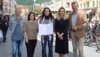Im Bild stehen fünf lächelnde Menschen in der Maria-Theresienstrage: Andrei Siclodi (Direktor künstler*innenhaus Büchsenhausen), Natalie Pedevilla (Referat Bildende Kunst und Kulturprojekte), Innsbrucks Büchsenhausen-Fellow 2024 Felix Kalmenson, Kulturamtsleiterin Isabelle Brandauer und Vizebürgermeister Georg Willi. Der Innsbrucks Büchsenhausen-Fellow 2024 Felix Kalmenson hält eine Urkunde in der Hand.