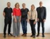 Die Mitglieder des Beirats für Erinnerungskultur lächeln und stehen vor einer weißen Wand: Stefan Amann, Niko Hofinger, Ingrid Böhler, Gabriele Neumann, Wolfgang Andexlinger