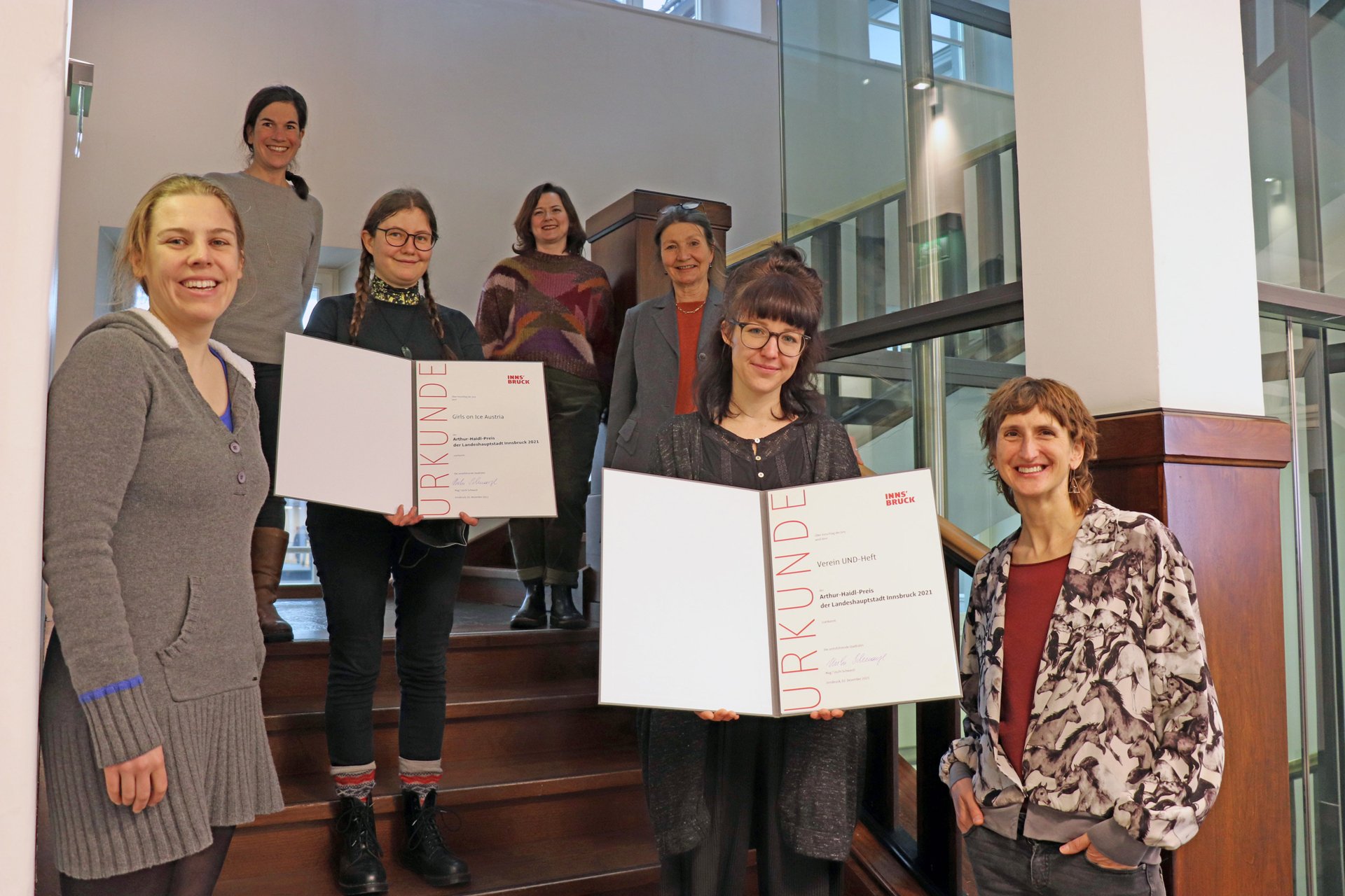 Der Arthur-Haidl-Preis 2021 geht an: die Vereine "UND-Heft" und "Girls on Fire".