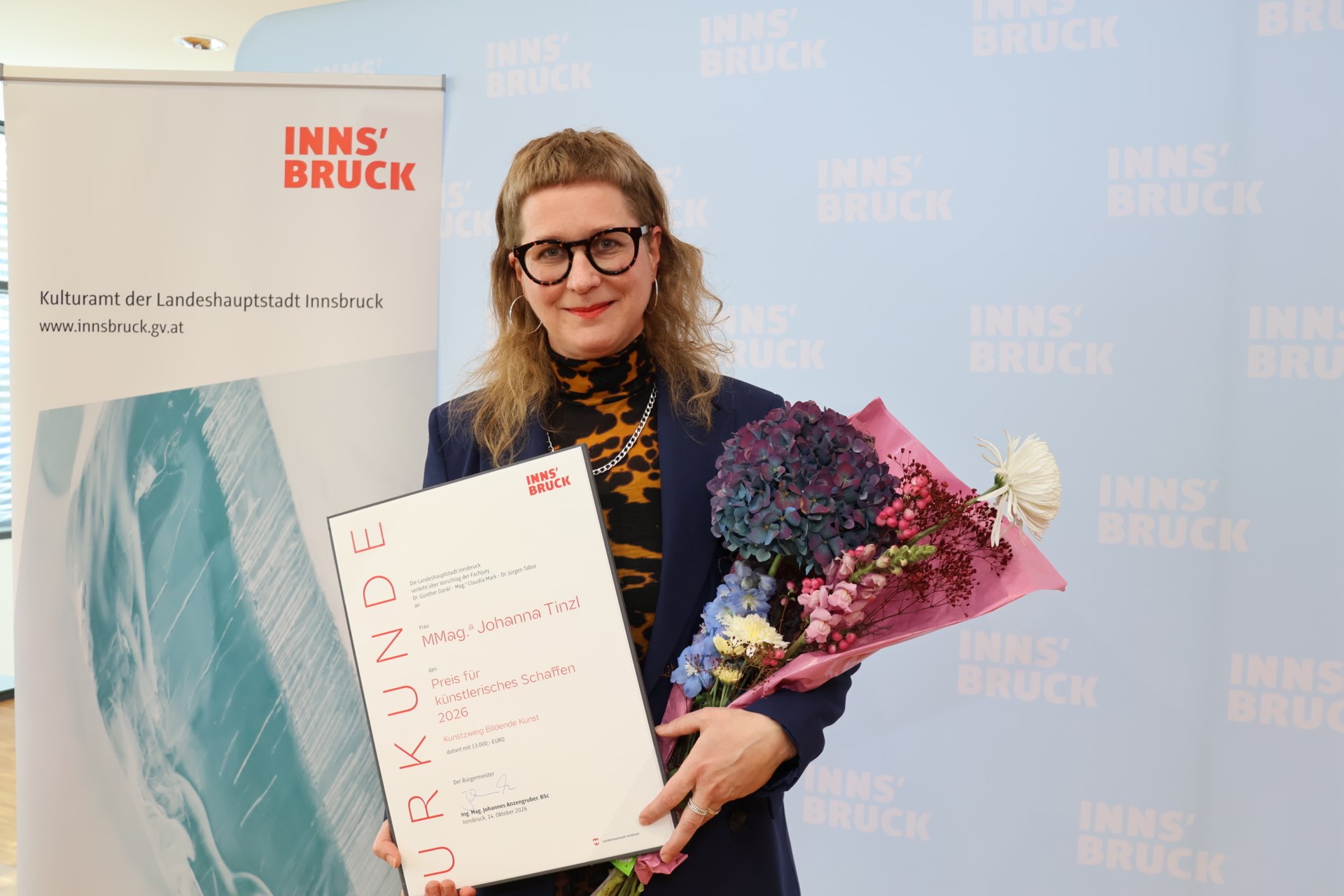Prof. Johannes Stecher, langjährigee Leiter der Wiltener Sängerknaben und des Mädchenchors Wilten, bekam am 18. November den „Preis der Landeshauptstadt Innsbruck für künstlerisches Schaffen 2025“ in der Sparte Musik überreicht. Vizebürgermeister Georg Willi, Kulturamtsleiterin Isabelle Brandauer und der Laudator Maximilian Bauer gratulierten im Ursulinensaal.