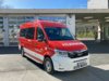 Ein rotes Mannschaftstransportfahrzeug mit Allradantrieb steht bei Tageslicht vor dem Gebäude der Berufsfeuerwehr Innsbruck.