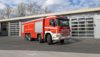 Ein rotes Universallöschfahrzeug steht bei Tageslicht vor dem Gebäude der Berufsfeuerwehr Innsbruck.