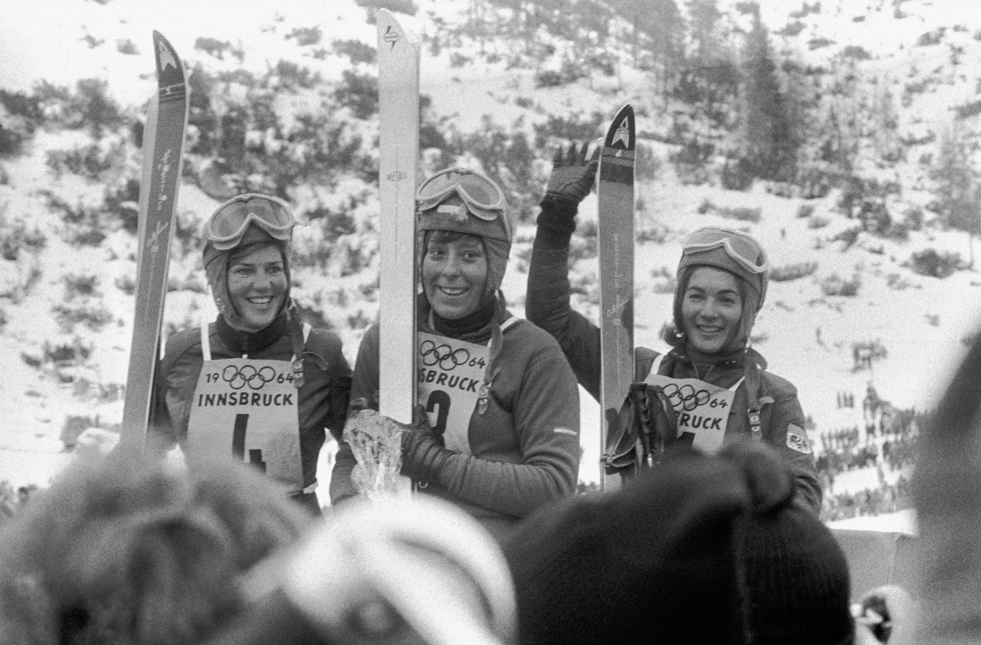 Das österreichische Gewinner-Trio Traudl Hecher (3. Platz), Christl Haas (1. Platz) und Edith Zimmermann (2. Platz) bei den olympischen Winterspielen 1964 in Innsbruck.