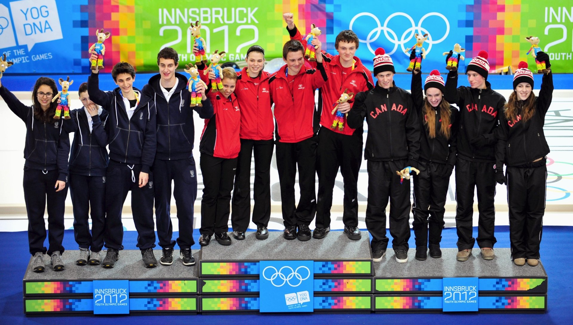 Die Gewinnerinnen und Gewinner bei der Die Siegerehrung der Olympischen Jugend-Winterspiele in Innsbruck 2012.